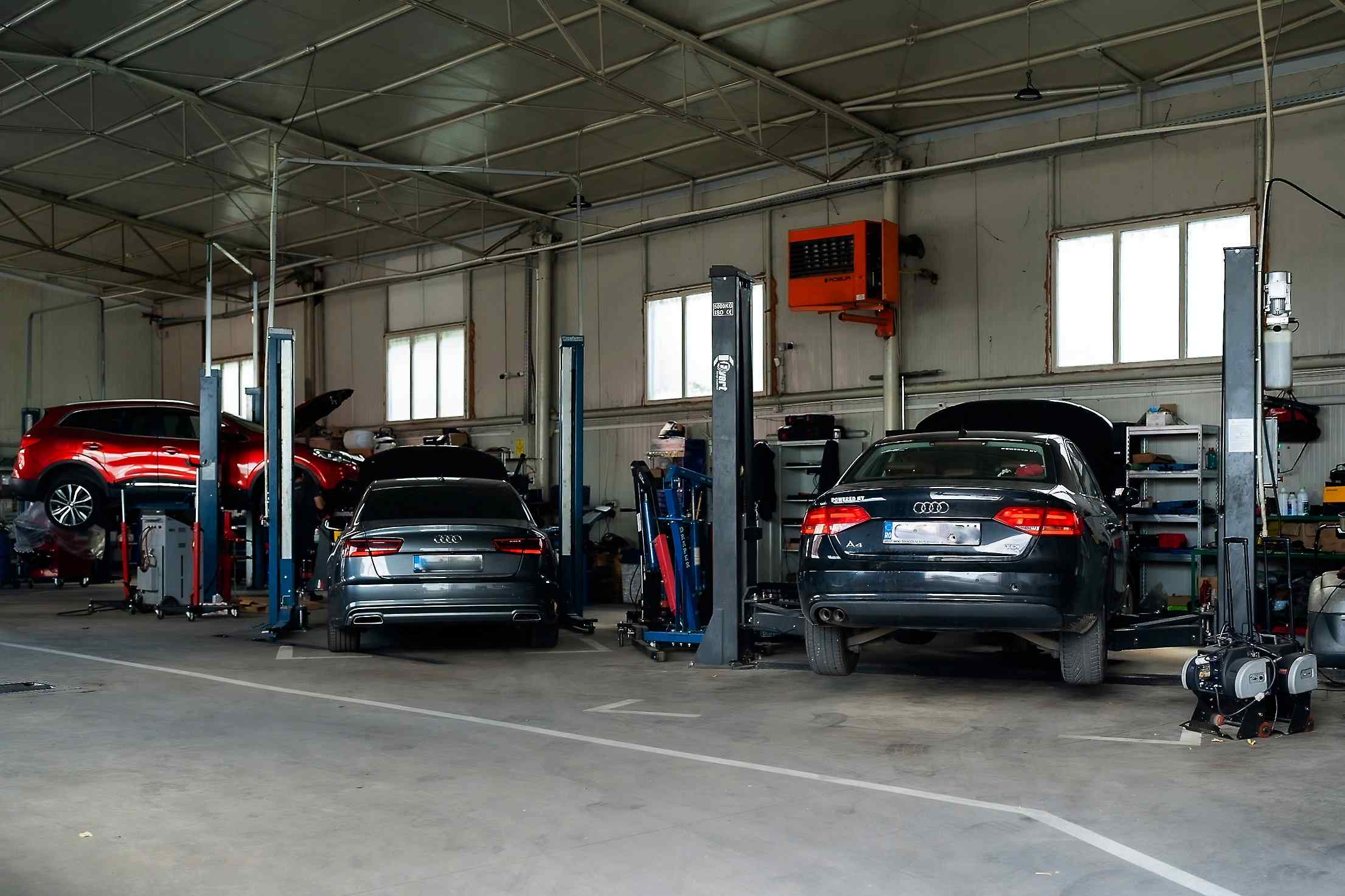 Atelier Arcadie Autotec Tecuci — mecanici la lucru